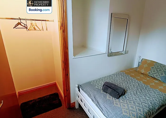 Spacious 3-bedroom House Near Centre By Homebird Management Short Lets & Serviced With En-suite Bathrooms & Free Parking