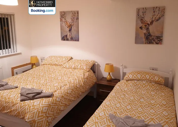 Сasa de vacaciones Spacious 3-bedroom House Near Centre By Homebird Management Short Lets & Serviced With En-suite Bathrooms & Free Parking