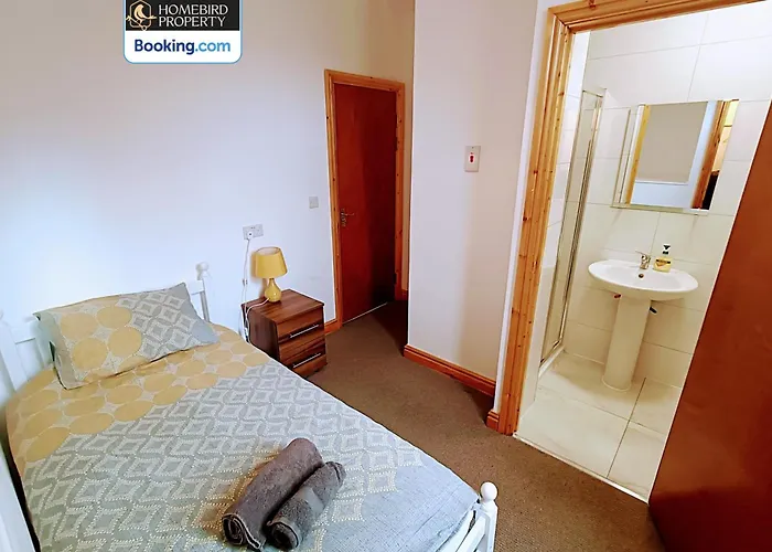 Сasa de vacaciones Spacious 3-bedroom House Near Centre By Homebird Management Short Lets & Serviced With En-suite Bathrooms & Free Parking *