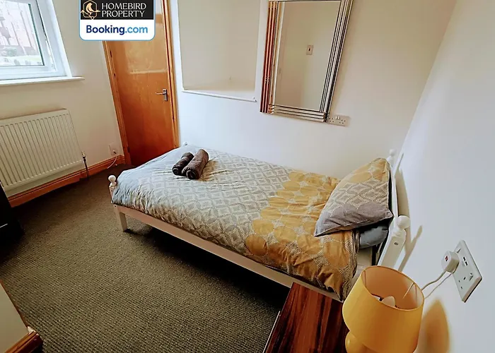 Spacious 3-bedroom House Near Centre By Homebird Management Short Lets & Serviced With En-suite Bathrooms & Free Parking Сasa de vacaciones *