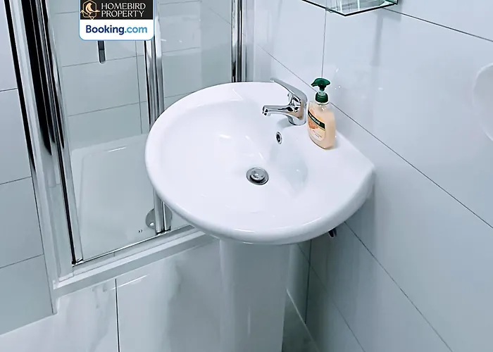 Spacious 3-bedroom House Near Centre By Homebird Management Short Lets & Serviced With En-suite Bathrooms & Free Parking Сasa de vacaciones